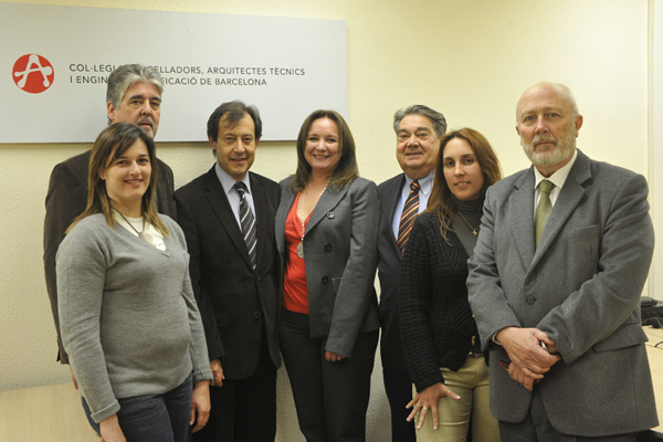 Inauguració oficina de serveis de Vilafranca. Imatge amb la Presidenta del CAATEEB i els components de la nova delegació.